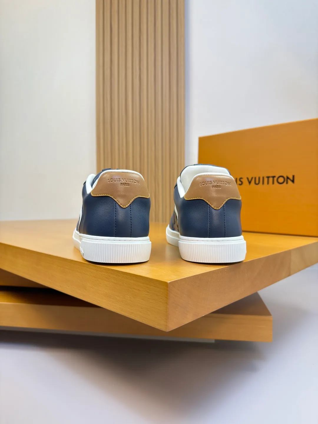 [L Home] Top P: 740💰 Size: 39-44 (customized for 38.45) 2026🆕 Lv new men's high-end original casual sports sneakers Upper: 🔝Nappa calfskin. Air-pressured brand totem, toe box, heel. Air-pressured brand logo, tongue. Sewn brand plastic module Lining: Brand canvas Outsole: Ultra-light TPR rubber; Molded outsole Super high quality control and fine workmanship.